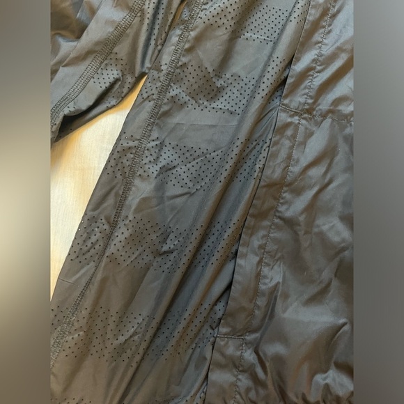 Lululemon Pack & Go Rain Lightweight Windbreaker Pullover Waterproof Jacket - Picture 8 of 15